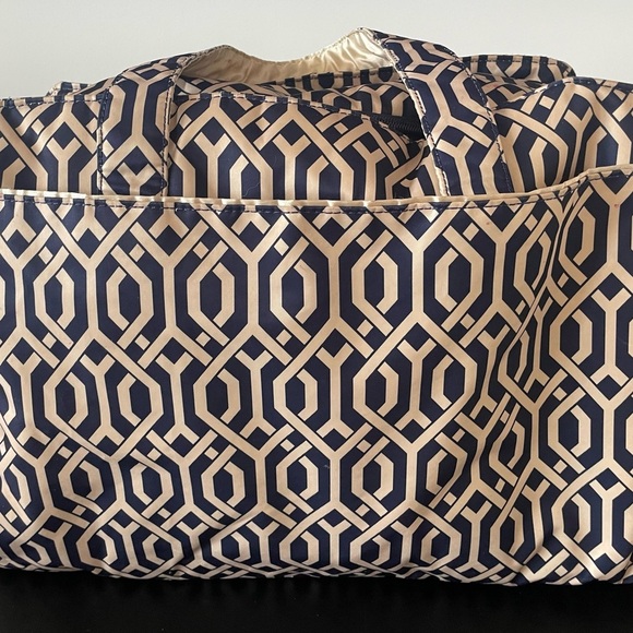 Jujube Diaper Bag 
Geometric Design Top Handle
Adj.Shoulder Strap
Excellent cond - Picture 3 of 10